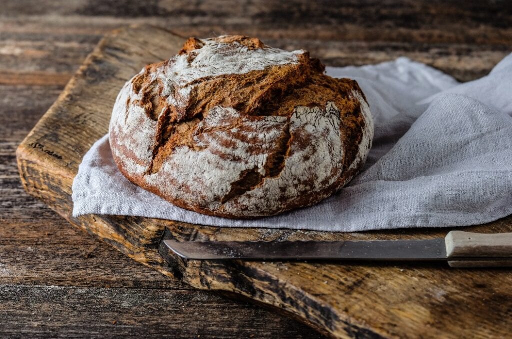 Frisches rundes Brot auf einem Holzbrett